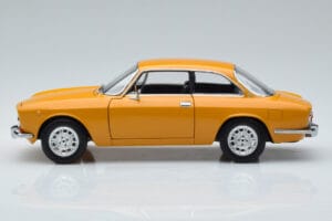 Alfa Romeo 1750 GTV Yellow Norev 1:18 187910 Diecast — photo 4 of 7