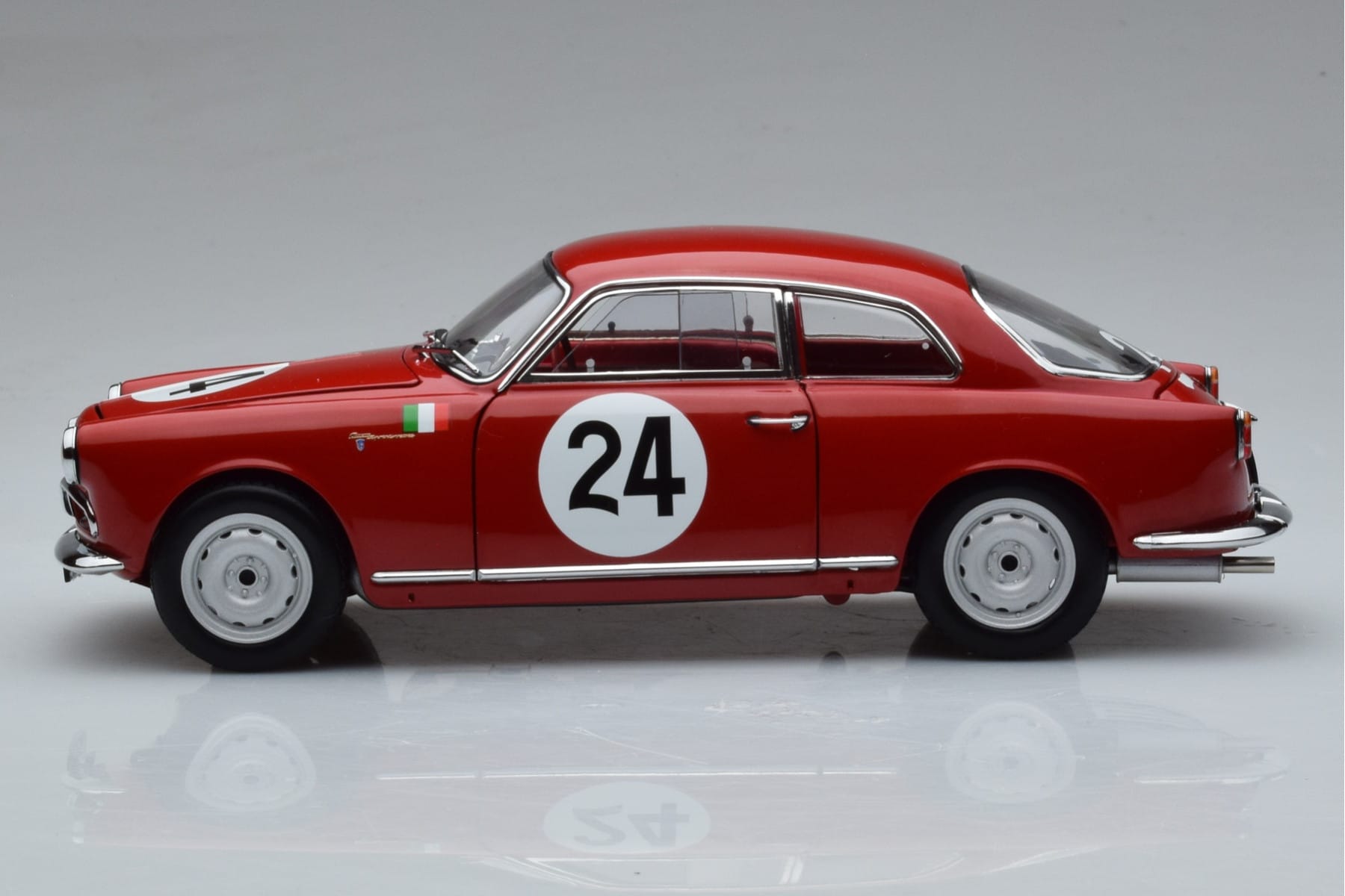 Alfa Romeo Giulietta SV #24 Targa Florio 1958 Kyosho 1:18 08957B Diecast — photo 4 of 9
