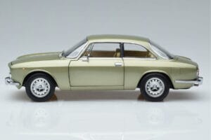 Alfa Romeo GTV 2000 Green Limited Edition Norev 1:18 187913 Diecast — photo 4 of 7