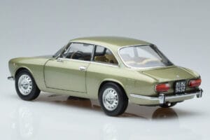 Alfa Romeo GTV 2000 Green Limited Edition Norev 1:18 187913 Diecast — photo 6 of 7
