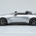Aston Martin V12 Speedster Silver GT Spirit 1:18 - image 3 of 6