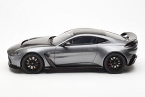Aston Martin V12 Vantage Magnetic Silver GT Spirit 1:18 GT443 Resin — photo 3 of 6