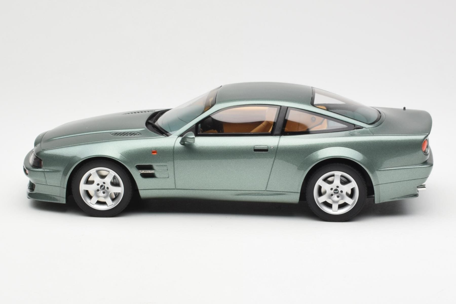 Aston Martin V8 Vantage Green GT Spirit 1:18 GT345 Resin — photo 3 of 6