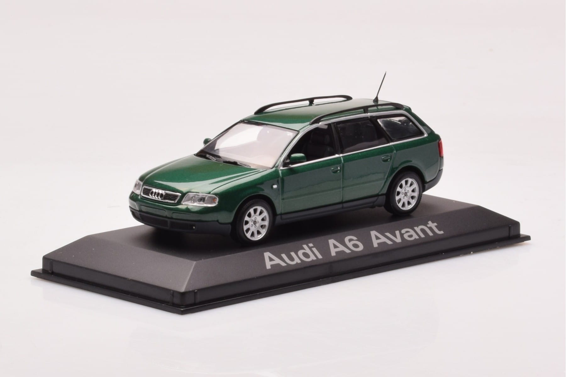 Audi A6 C5 Avant Green Minichamps 1:43 5010106213 Diecast — photo 2 of 4