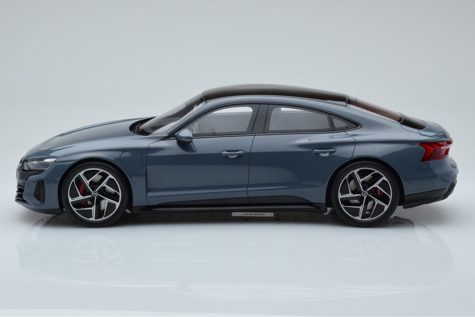 Audi E-Tron GT Grey GT Spirit 1:18 GT393 Resin — photo 3 of 6