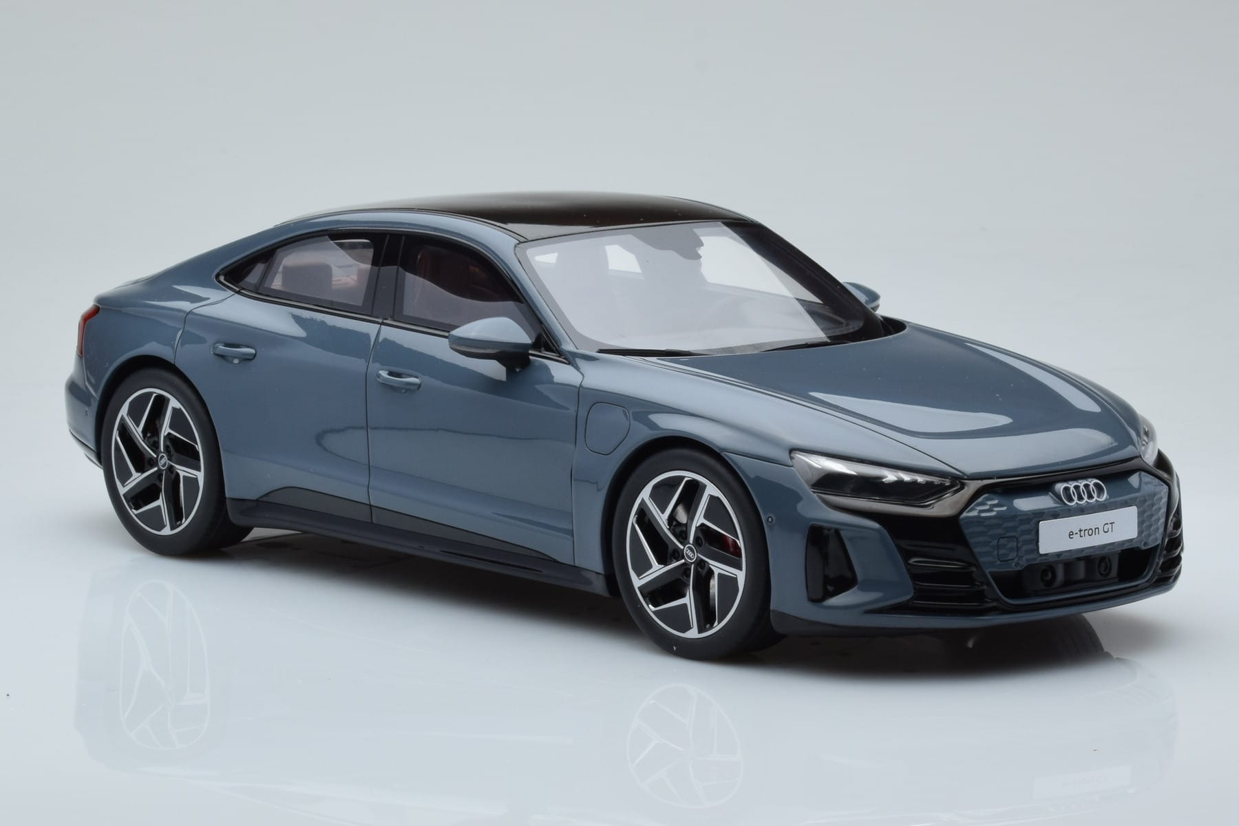 Audi E-Tron GT Grey GT Spirit 1:18 GT393 Resin — photo 4 of 6