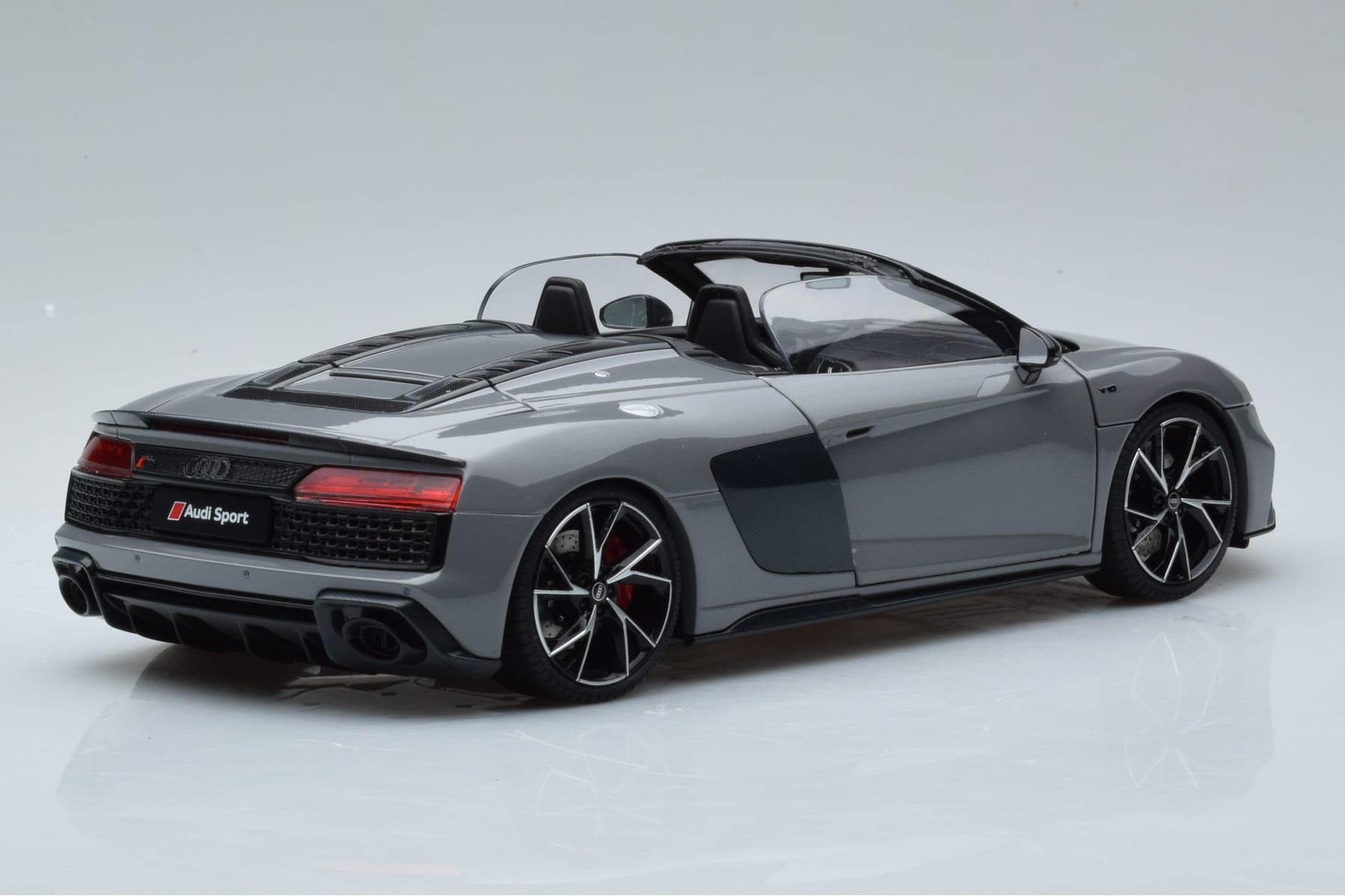 Audi R8 Spyder Performance Nardo Grey Kengfai 1:18 VAKF-0352 Diecast — photo 3 of 11