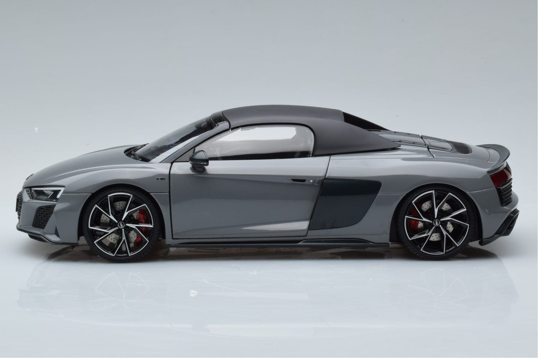 Audi R8 Spyder Performance Nardo Grey Kengfai 1:18 VAKF-0352 Diecast — photo 5 of 11