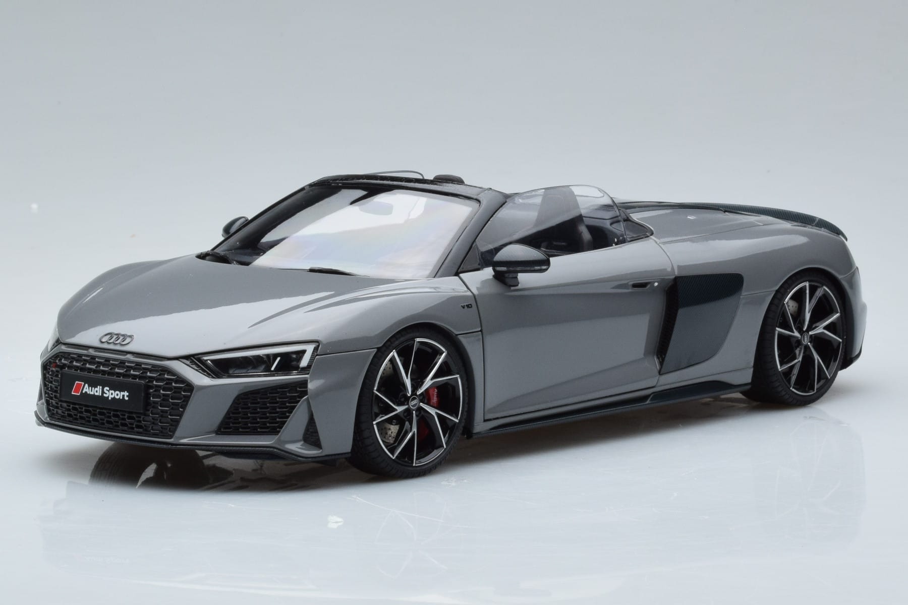 Audi R8 Spyder Performance Nardo Grey Kengfai 1:18 VAKF-0352 Diecast