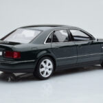 Audi S8 D2 Green Otto 1:18 - image 2 of 6