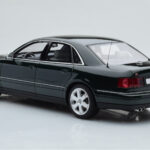 Audi S8 D2 Green Otto 1:18 - image 5 of 6