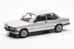 BMW 323i E21 Aspen Silver AUTOart 1:18 80430433552