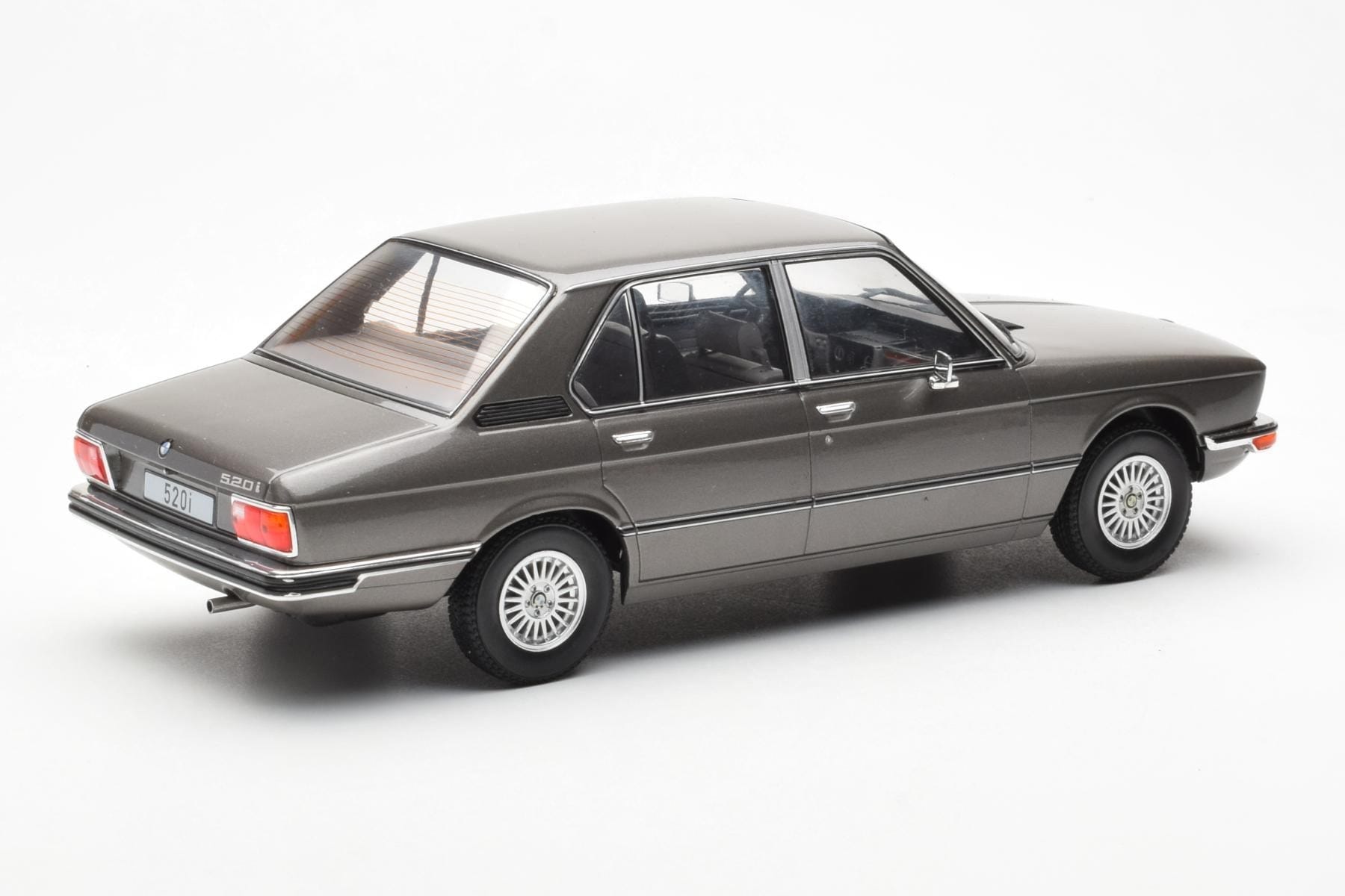 BMW 520i E28 Grey MCG 1:18 MCG18121 Diecast — photo 2 of 6