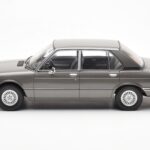 BMW 520i E28 Grey MCG 1:18 - image 3 of 6