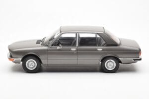 BMW 520i E28 Grey MCG 1:18 MCG18121 Diecast — photo 3 of 6