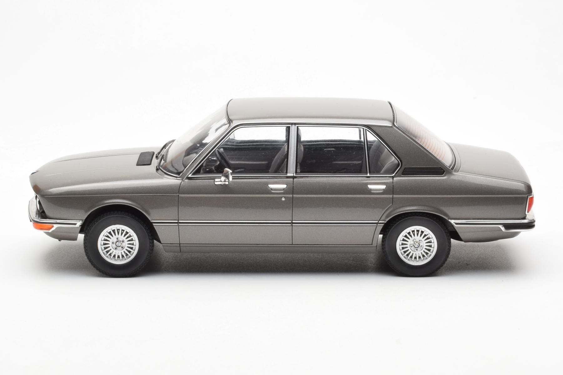 BMW 520i E28 Grey MCG 1:18 MCG18121 Diecast — photo 3 of 6