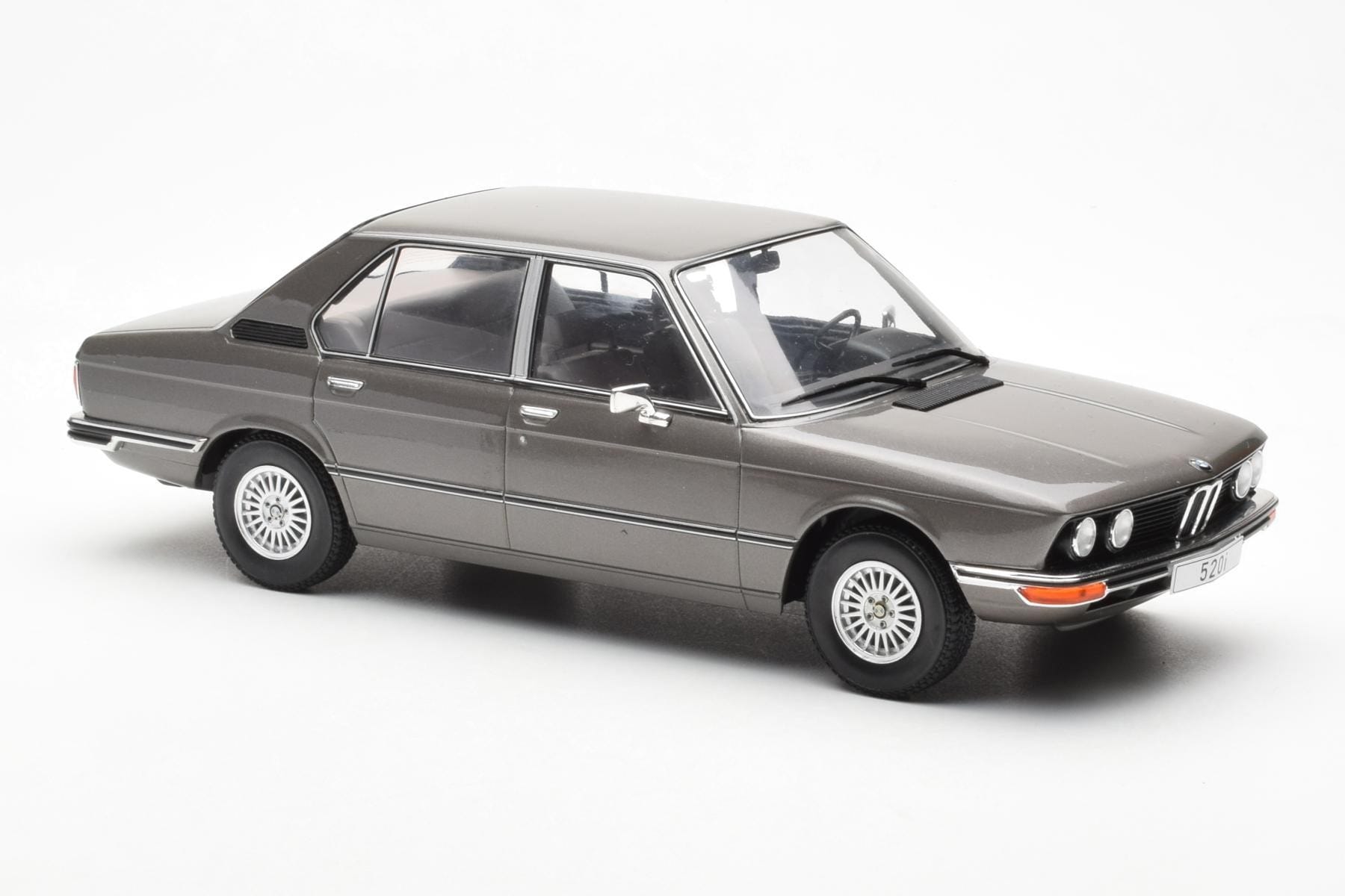 BMW 520i E28 Grey MCG 1:18 MCG18121 Diecast — photo 4 of 6