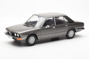BMW 520i E28 Grey MCG 1:18 MCG18121