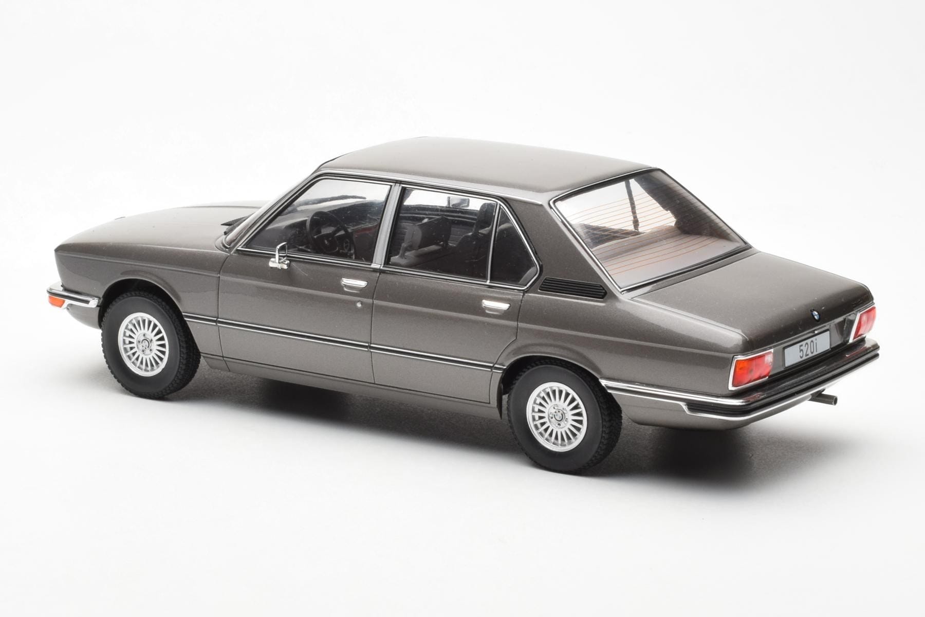 BMW 520i E28 Grey MCG 1:18 MCG18121 Diecast — photo 5 of 6
