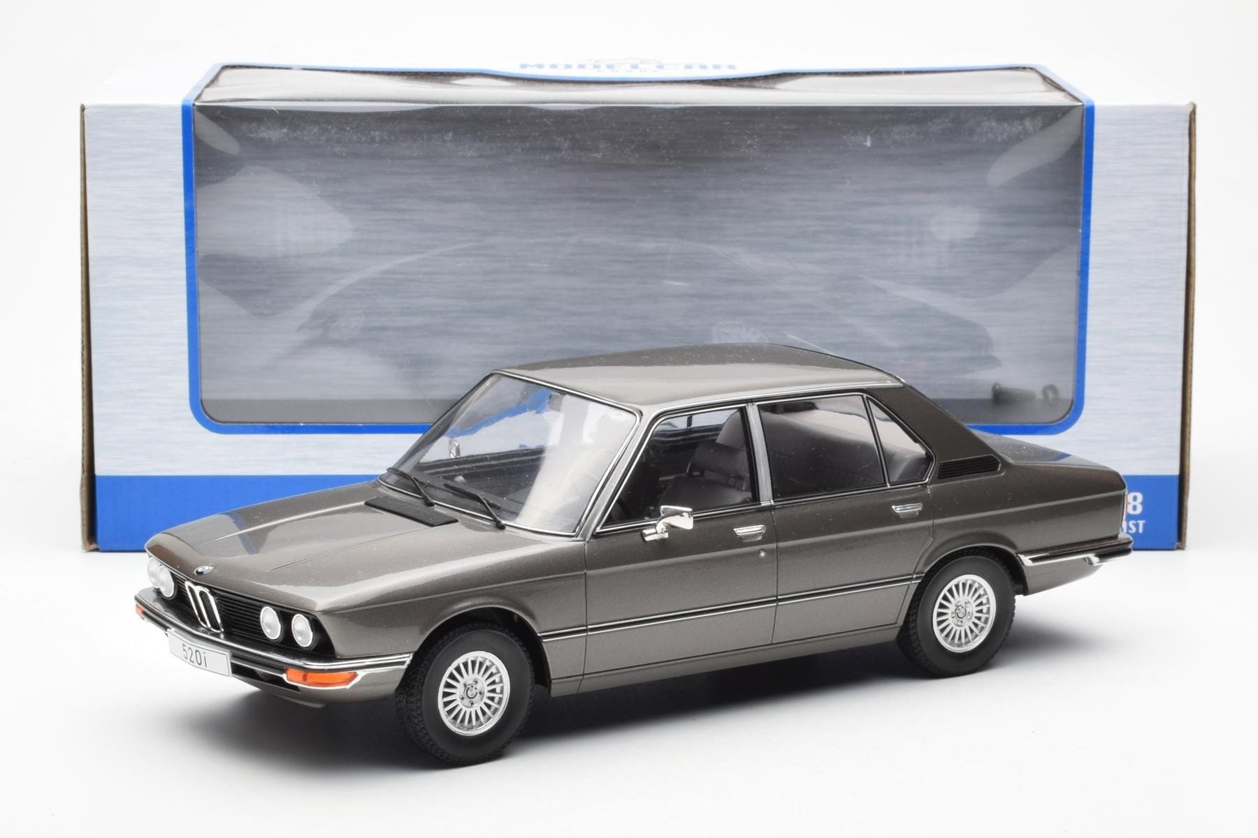 BMW 520i E28 Grey MCG 1:18 MCG18121 Diecast — photo 6 of 6