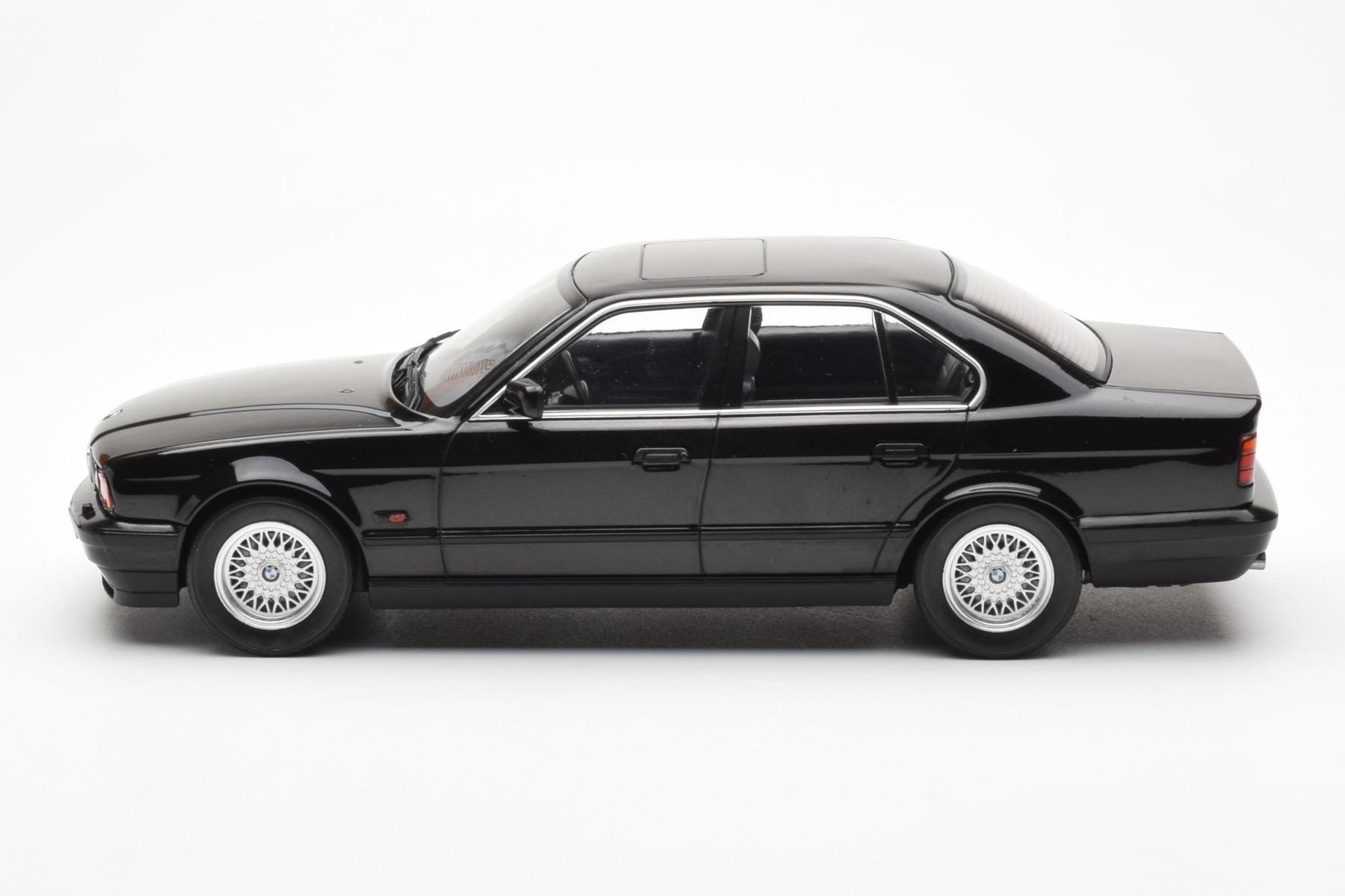 BMW 540i E34 Black Metallic MCG 1:18 MCG18157 Diecast — photo 3 of 6