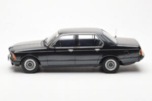 BMW 733i E23 Black Metallic KK-Scale 1:18 KKDC180101 Diecast — photo 3 of 6