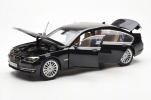 BMW 750Li F02 Facelift Carbon Black Kyosho 1:18 08784BK Diecast — photo 2 of 8