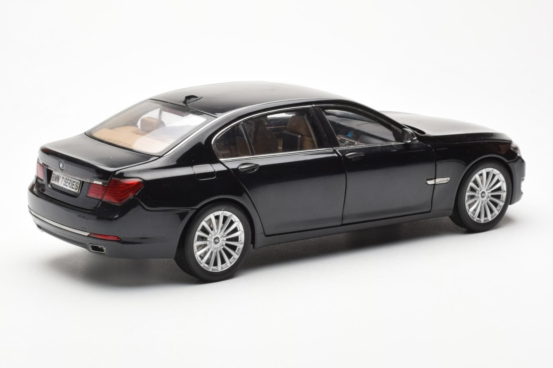 BMW 750Li F02 Facelift Carbon Black Kyosho 1:18 08784BK Diecast — photo 3 of 8