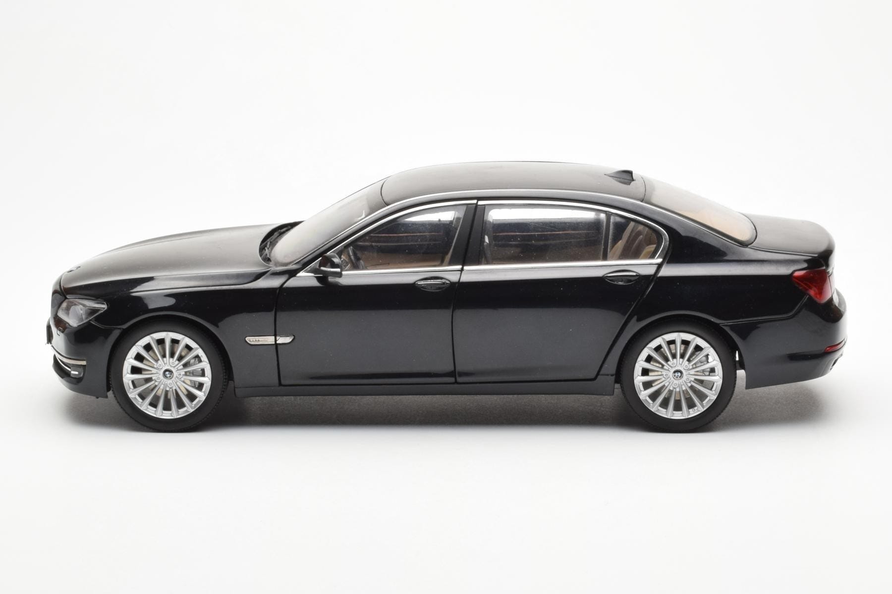 BMW 750Li F02 Facelift Carbon Black Kyosho 1:18 08784BK Diecast — photo 4 of 8