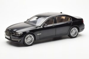 BMW 750Li F02 Facelift Carbon Black Kyosho 1:18 08784BK