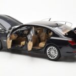 BMW 750Li F02 Facelift Carbon Black Kyosho 1:18 - image 5 of 8