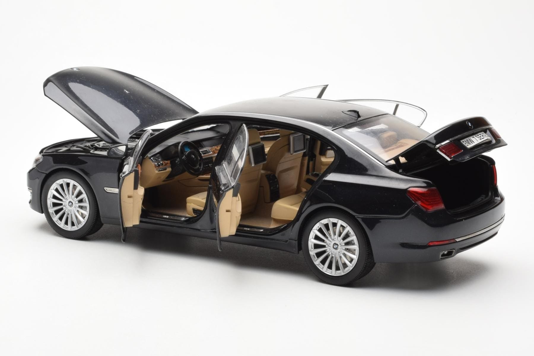BMW 750Li F02 Facelift Carbon Black Kyosho 1:18 08784BK Diecast — photo 5 of 8
