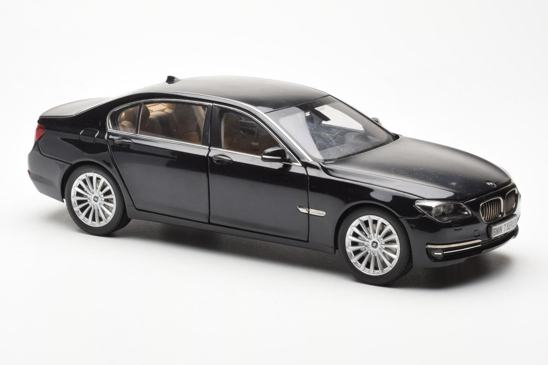BMW 750Li F02 Facelift Carbon Black Kyosho 1:18 08784BK Diecast — photo 6 of 8