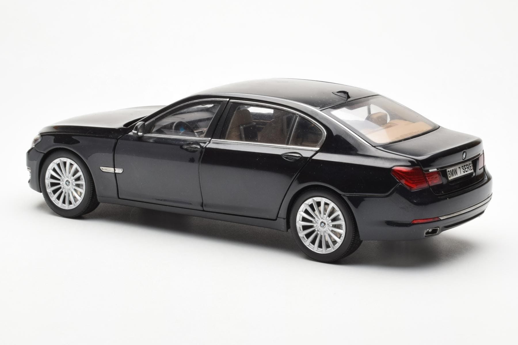 BMW 750Li F02 Facelift Carbon Black Kyosho 1:18 08784BK Diecast — photo 7 of 8