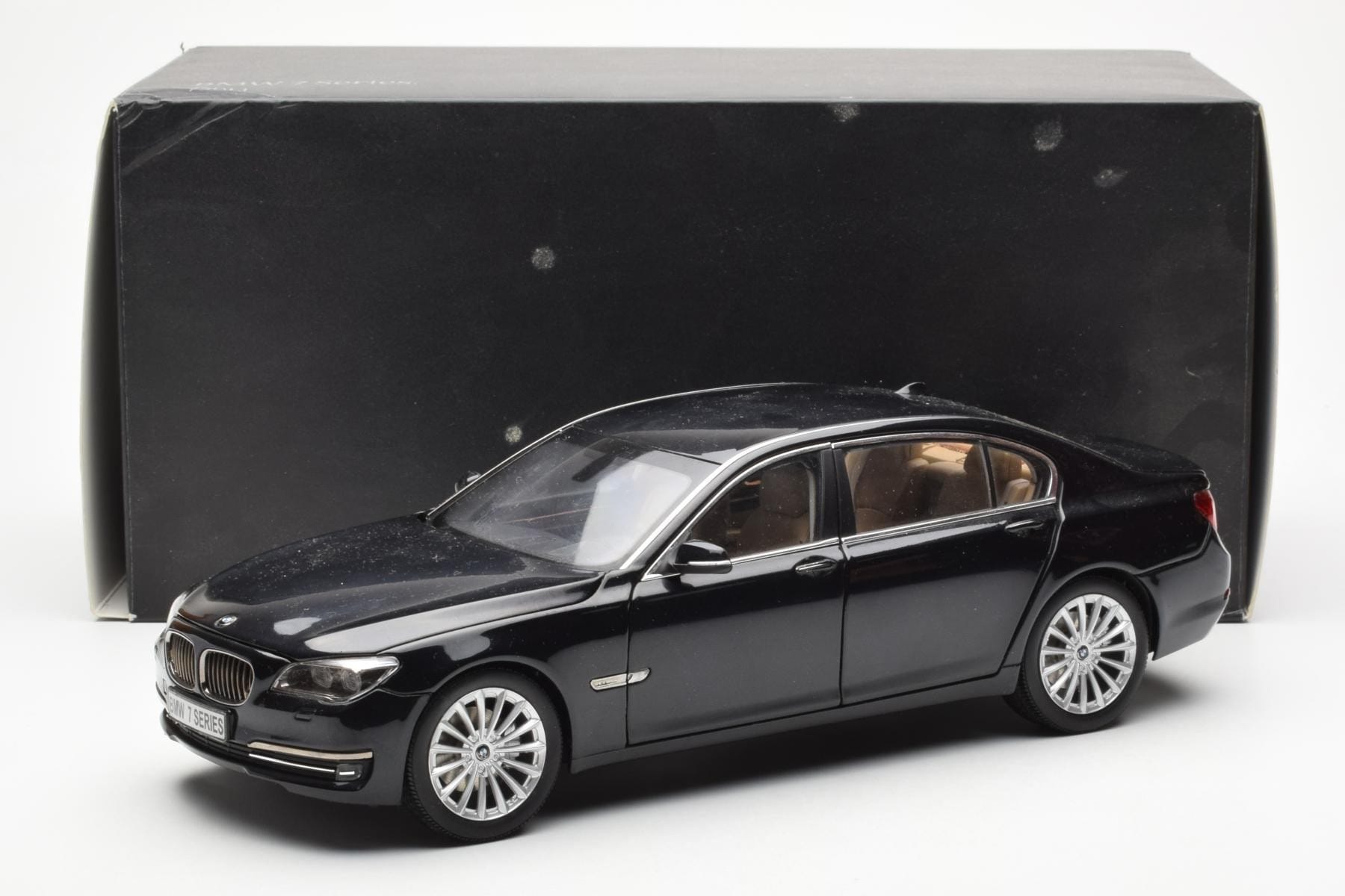 BMW 750Li F02 Facelift Carbon Black Kyosho 1:18 08784BK Diecast — photo 8 of 8
