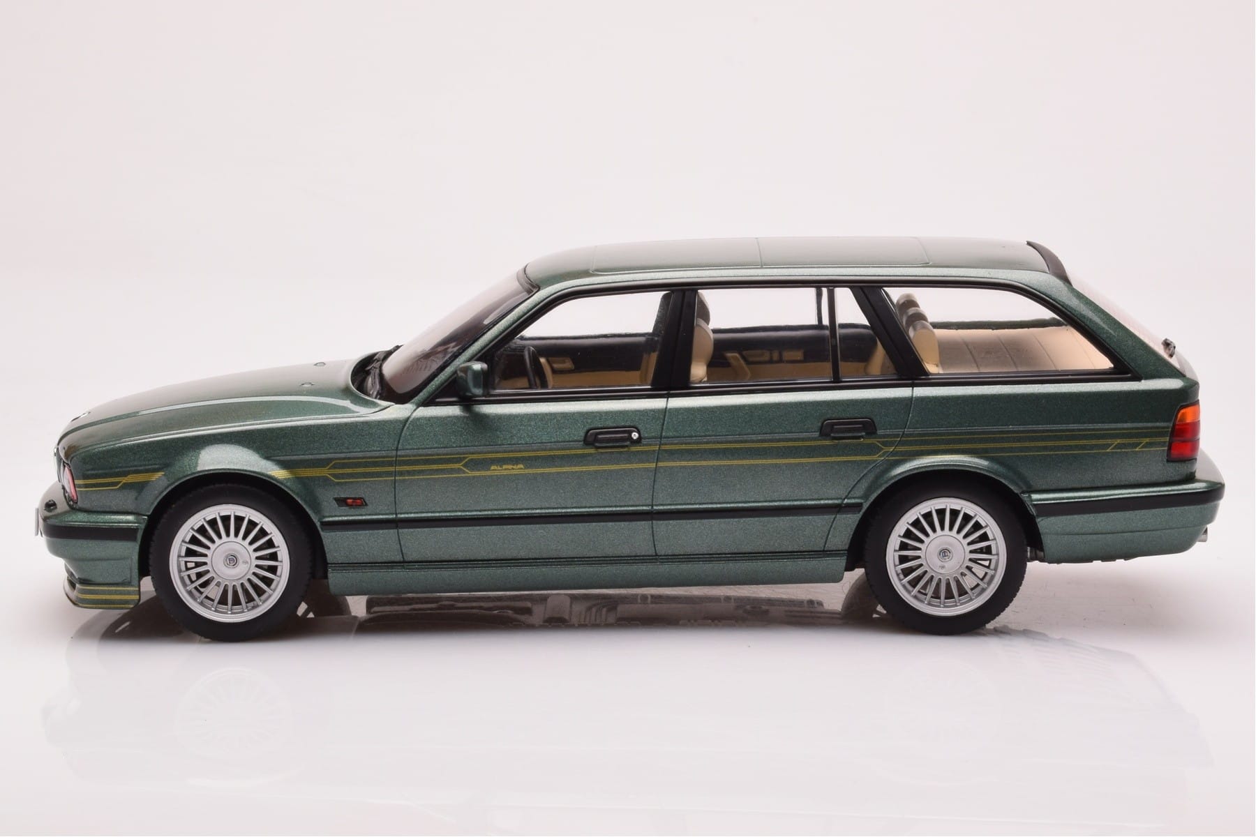 BMW Alpina B10 E34 Touring Dark Green MCG 1:18 MCG18331 Diecast — photo 3 of 6