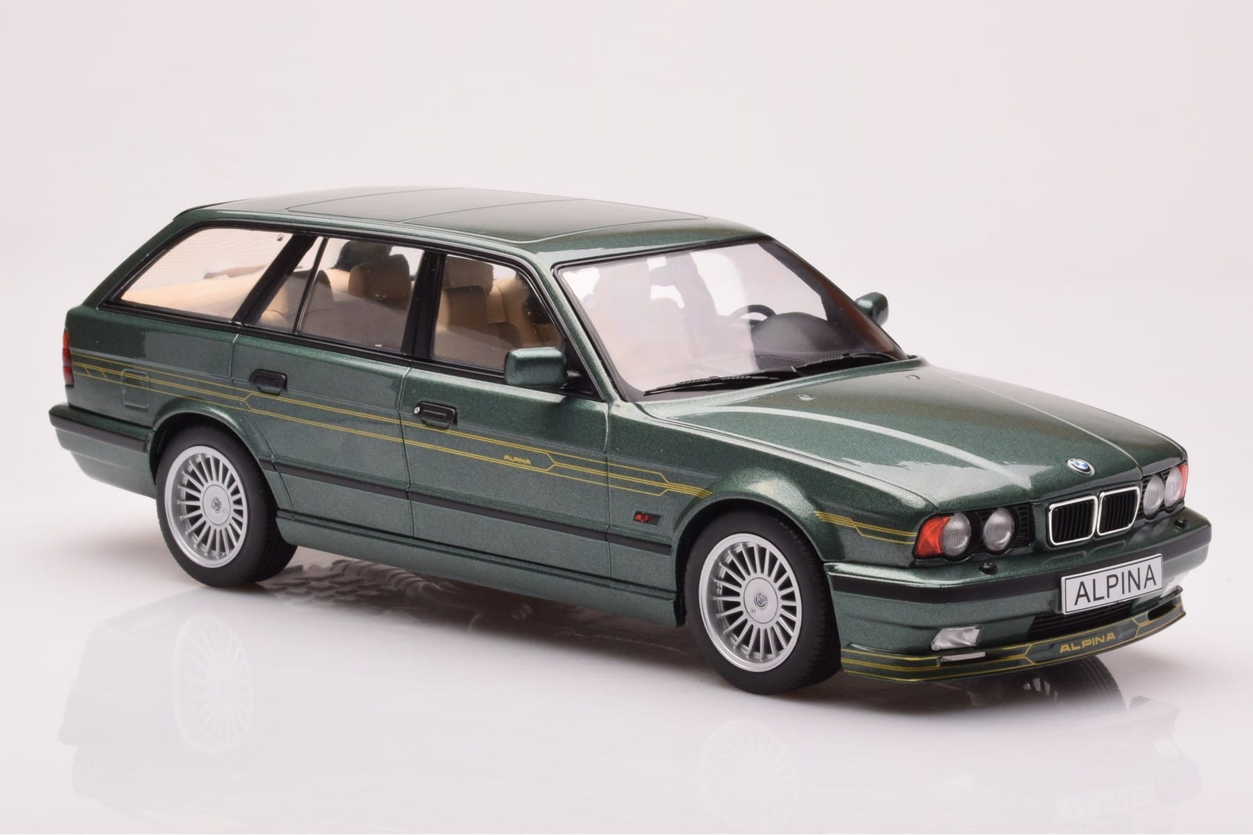 BMW Alpina B10 E34 Touring Dark Green MCG 1:18 MCG18331 Diecast — photo 4 of 6