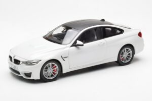BMW M4 F82 Frozen Brilliant White Paragon 1:18 PA-97101