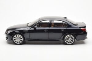 BMW M5 E60 Carbon Black Kyosho 1:18 08593BK Diecast — photo 4 of 8