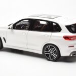 BMW X5 G05 White Paragon 1:18 - image 7 of 8