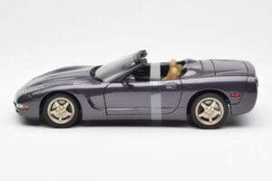 Chevrolet Corvette C5 Convertible Purple Pearl Metallic UT Models 1:18 21010 Diecast — photo 3 of 6