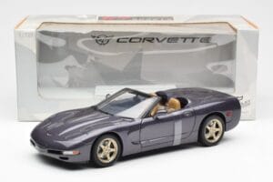 Chevrolet Corvette C5 Convertible Purple Pearl Metallic UT Models 1:18 21010 Diecast — photo 6 of 6