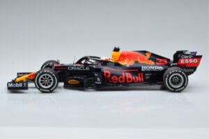 Red Bull Racing RB16B #33 M. Verstappen Abu Dhabi GP F1 World Champion 2021 Minichamps 1:18 110212333 Diecast — photo 3 of 6
