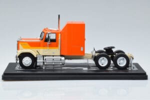 GMC General Orange IXO 1:43 TR129 Diecast — photo 3 of 6