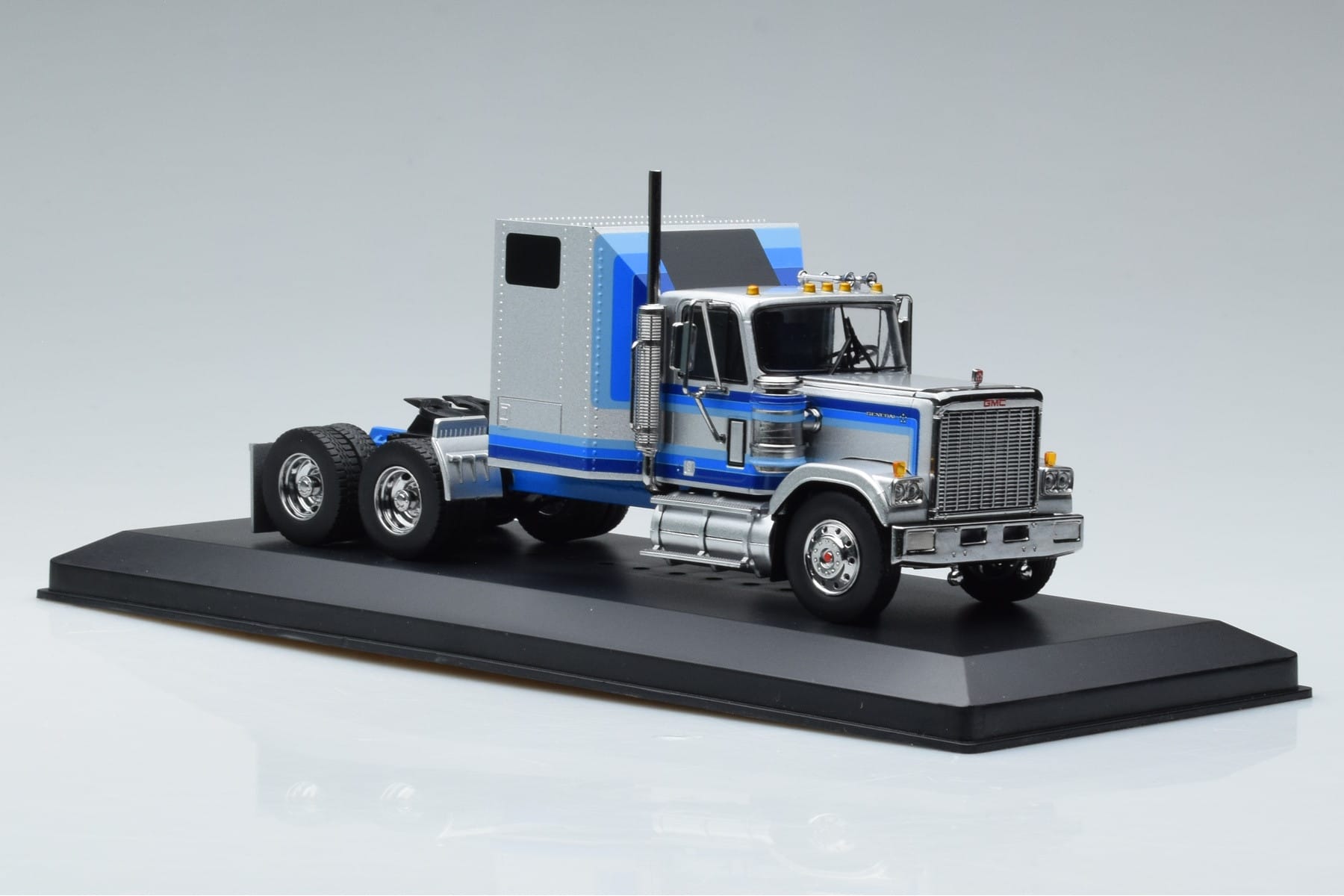 GMC General Silver IXO 1:43 TR079 Diecast — photo 4 of 6