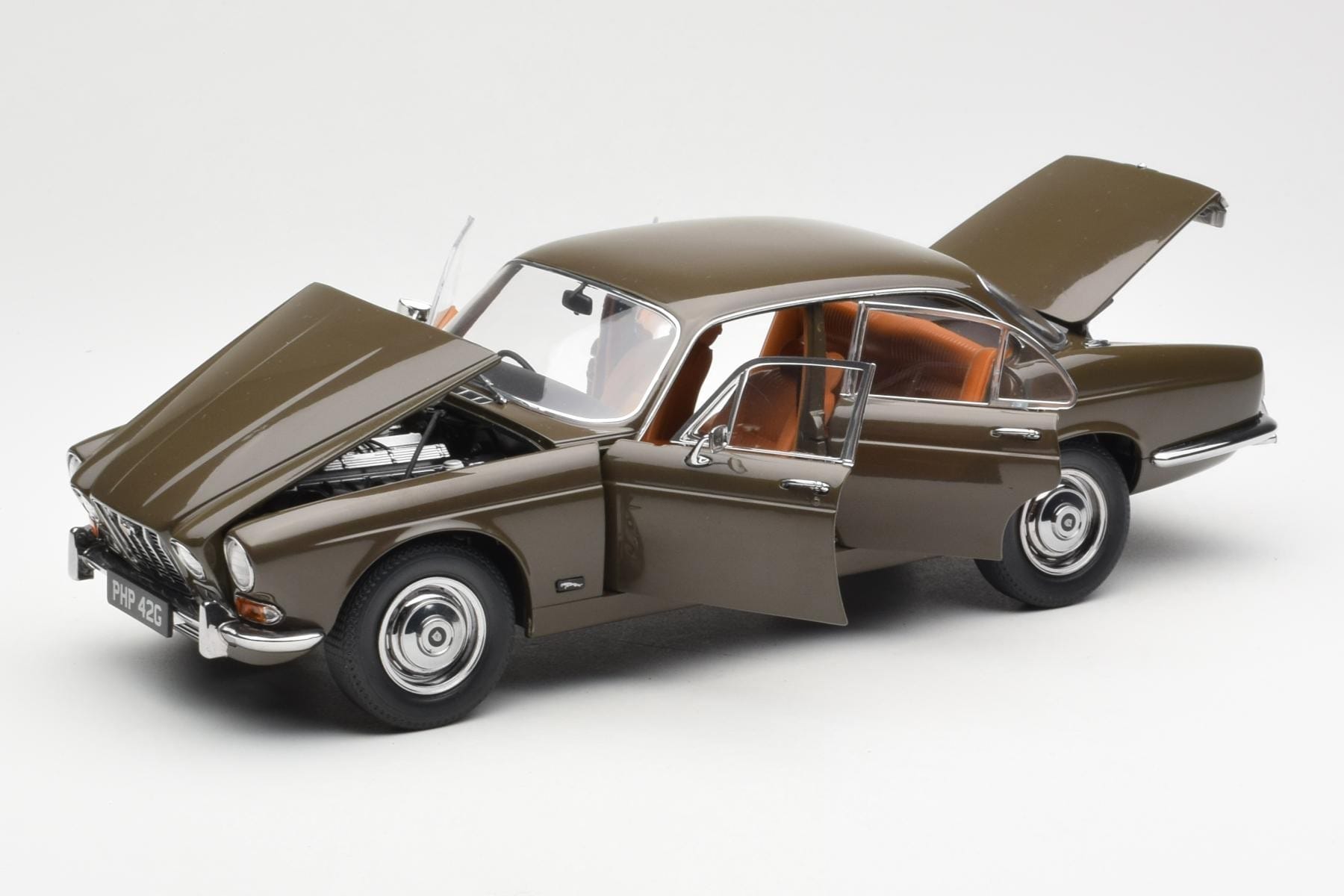 Jaguar XJ6 Series 1 4.2 Sable Brown Paragon 1:18 2011004 Diecast — photo 2 of 8
