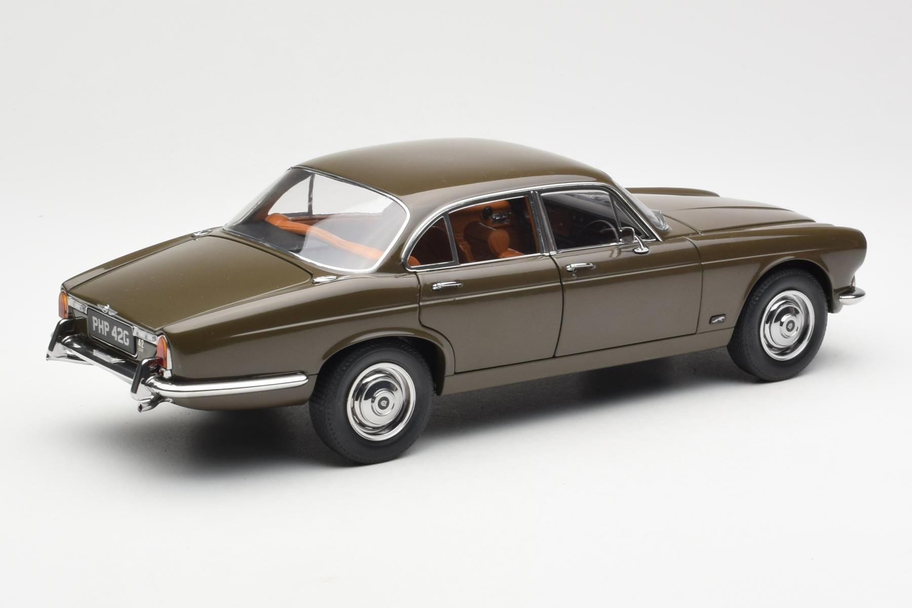 Jaguar XJ6 Series 1 4.2 Sable Brown Paragon 1:18 2011004 Diecast — photo 3 of 8