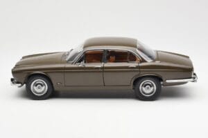 Jaguar XJ6 Series 1 4.2 Sable Brown Paragon 1:18 2011004 Diecast — photo 4 of 8