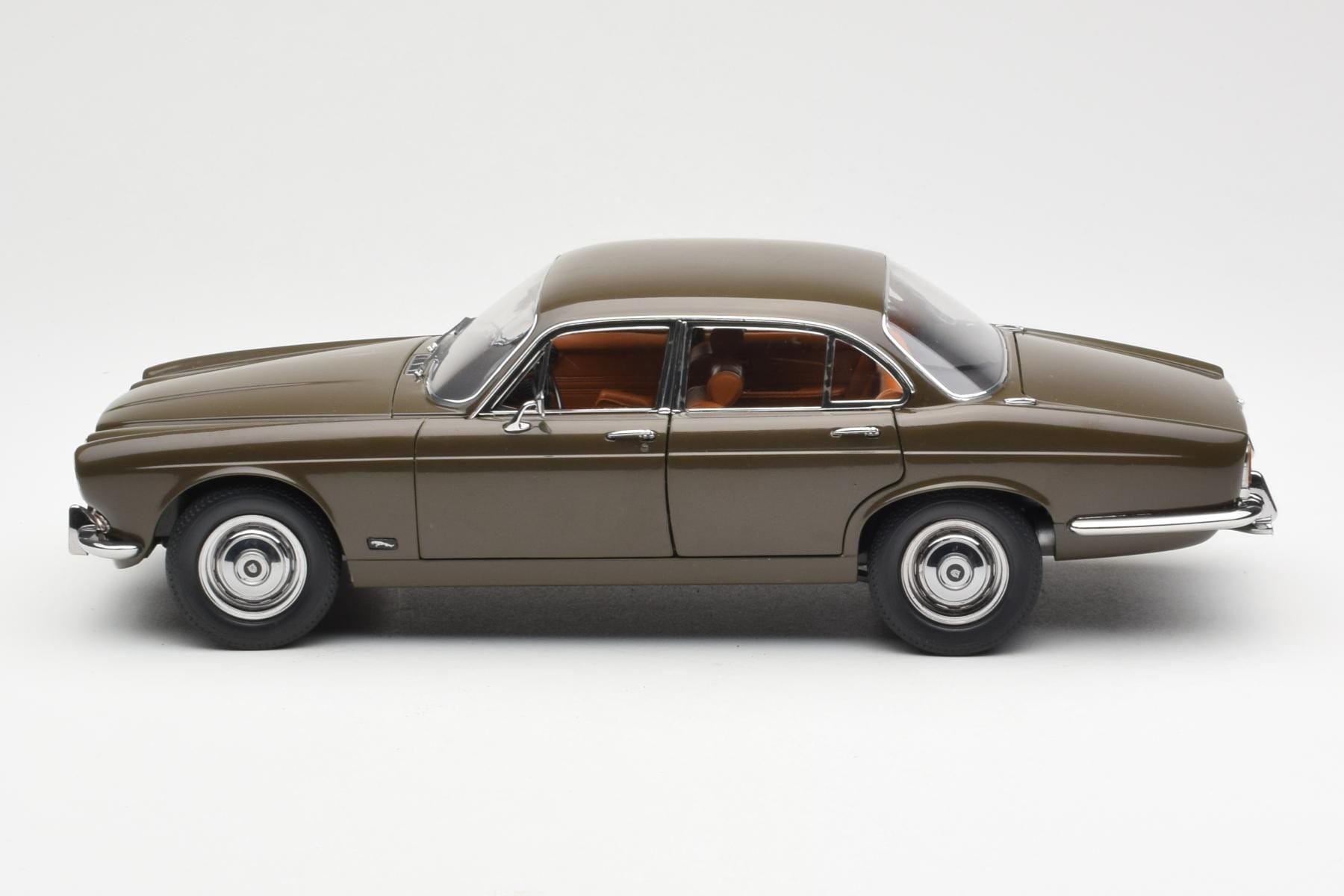Jaguar XJ6 Series 1 4.2 Sable Brown Paragon 1:18 2011004 Diecast — photo 4 of 8