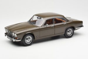 Jaguar XJ6 Series 1 4.2 Sable Brown Paragon 1:18 2011004